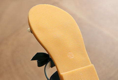 Sandales de plage pour une fille avec un joli nœud papillon