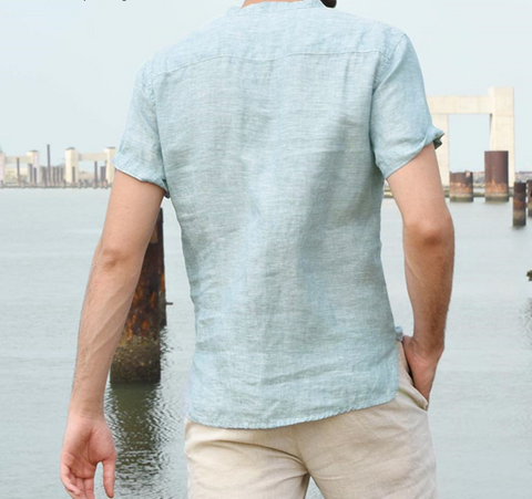 Blusa básica masculina de manga curta com decote em V