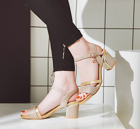 סנדלי נשים נעלי עקבים בלוק נעלי מסיבת ליידי נצנצים עקבים גבוהים קיץ נעלי אבזם בוהן ציוץ זהב גדול חדש