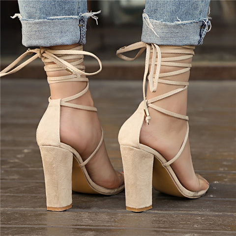 Les femmes fonctionnent les femmes de sandales de talon de femmes lacent la courroie de cheville d'été de chaussures transparente la haute femelle de talons les chaussures nues épaisses