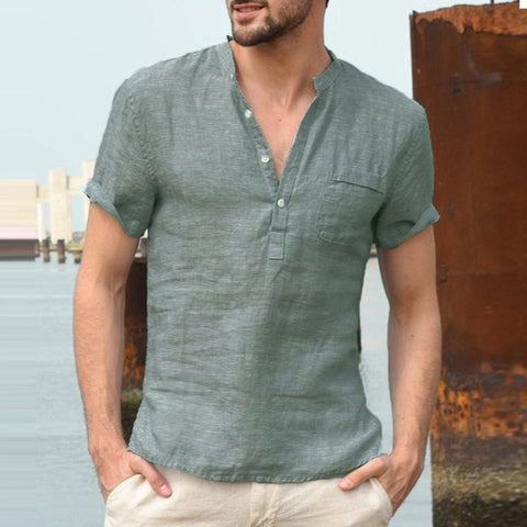 Blusa básica masculina de manga curta com decote em V