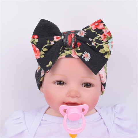新生児の赤ちゃん帽子の花弓結び目のプリント