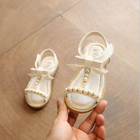 Sandales de plage pour une fille avec un joli nœud papillon